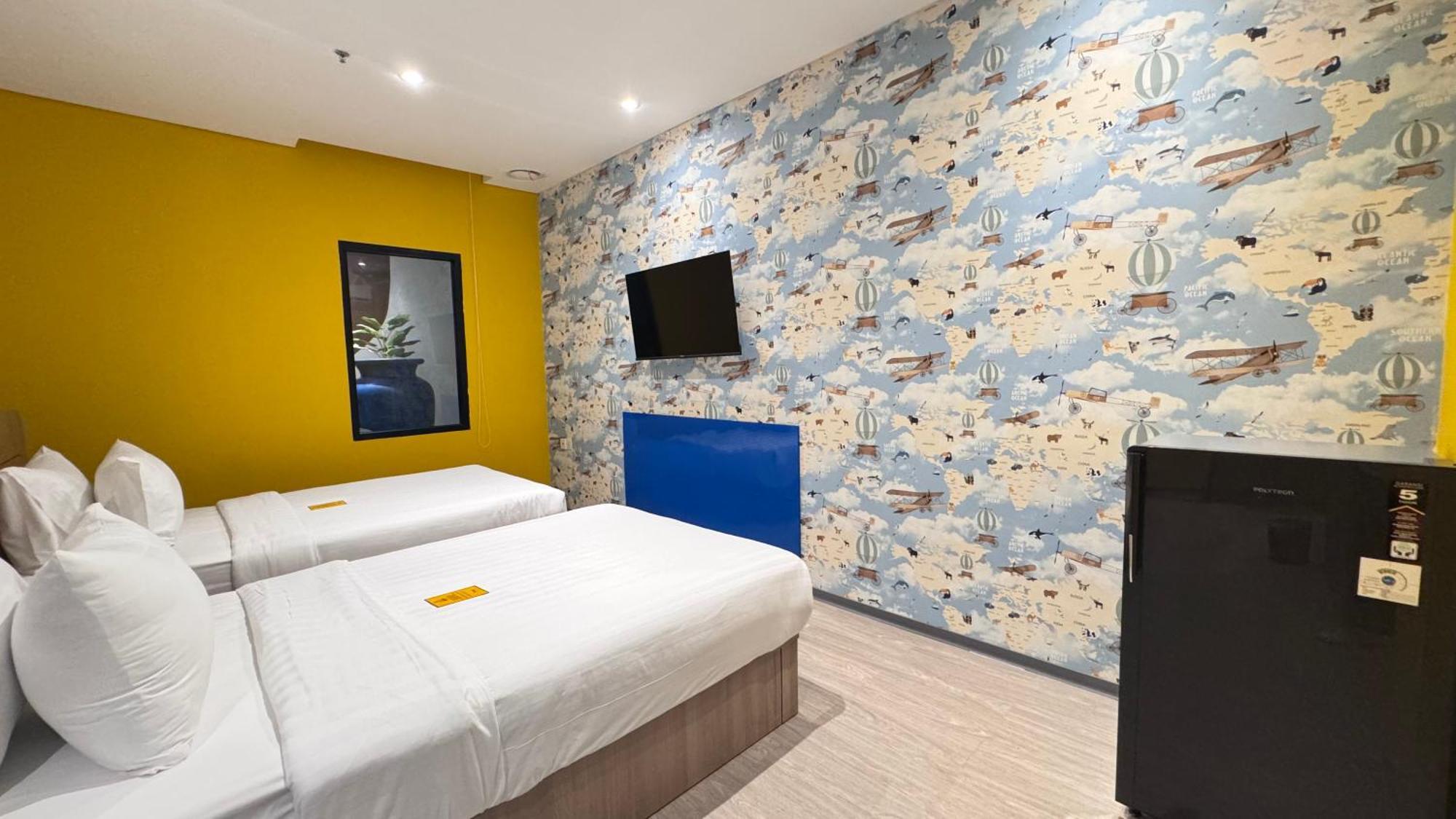 Yellow Bee Resort Cililitan Giacarta Esterno foto