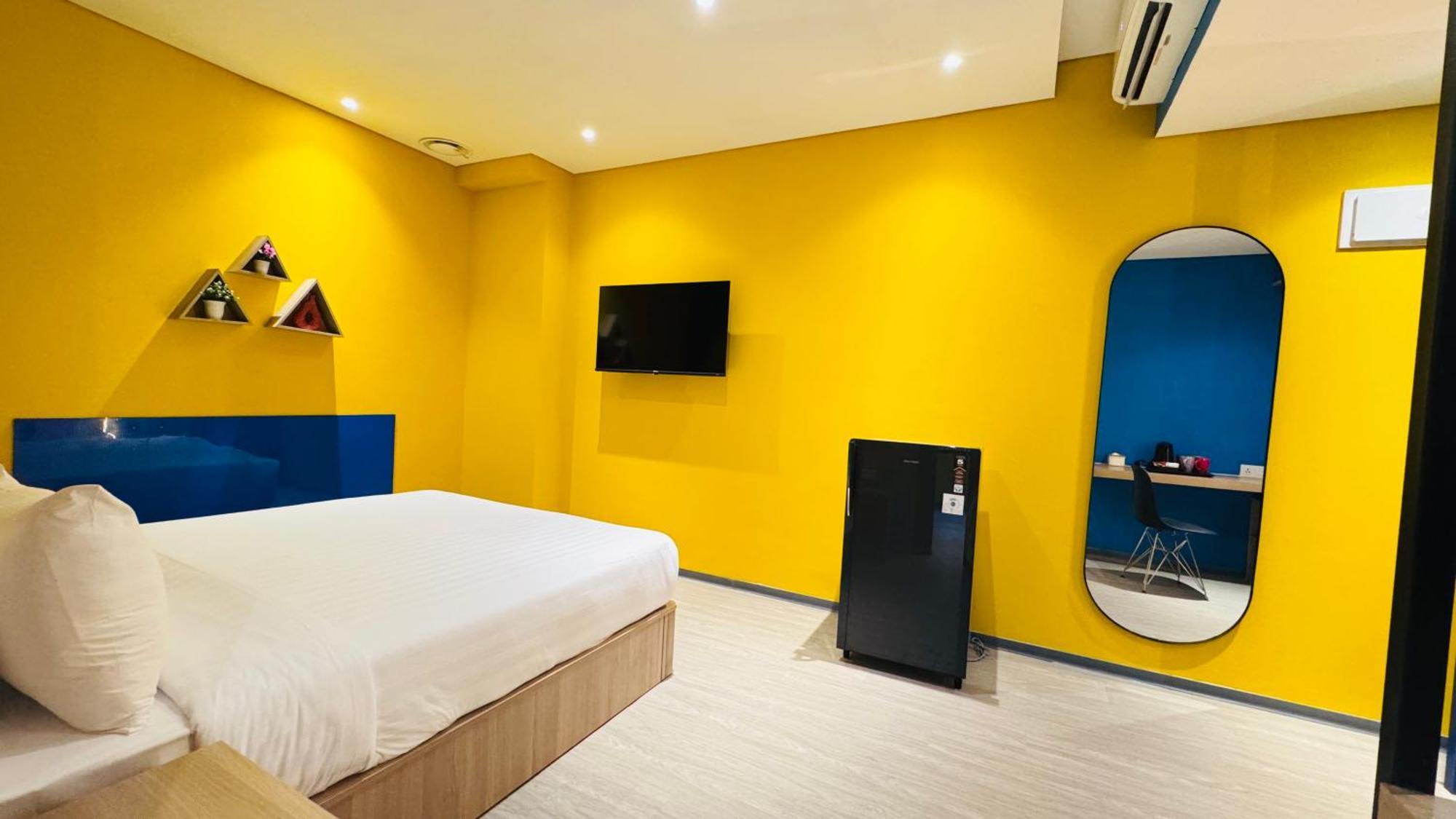 Yellow Bee Resort Cililitan Giacarta Esterno foto