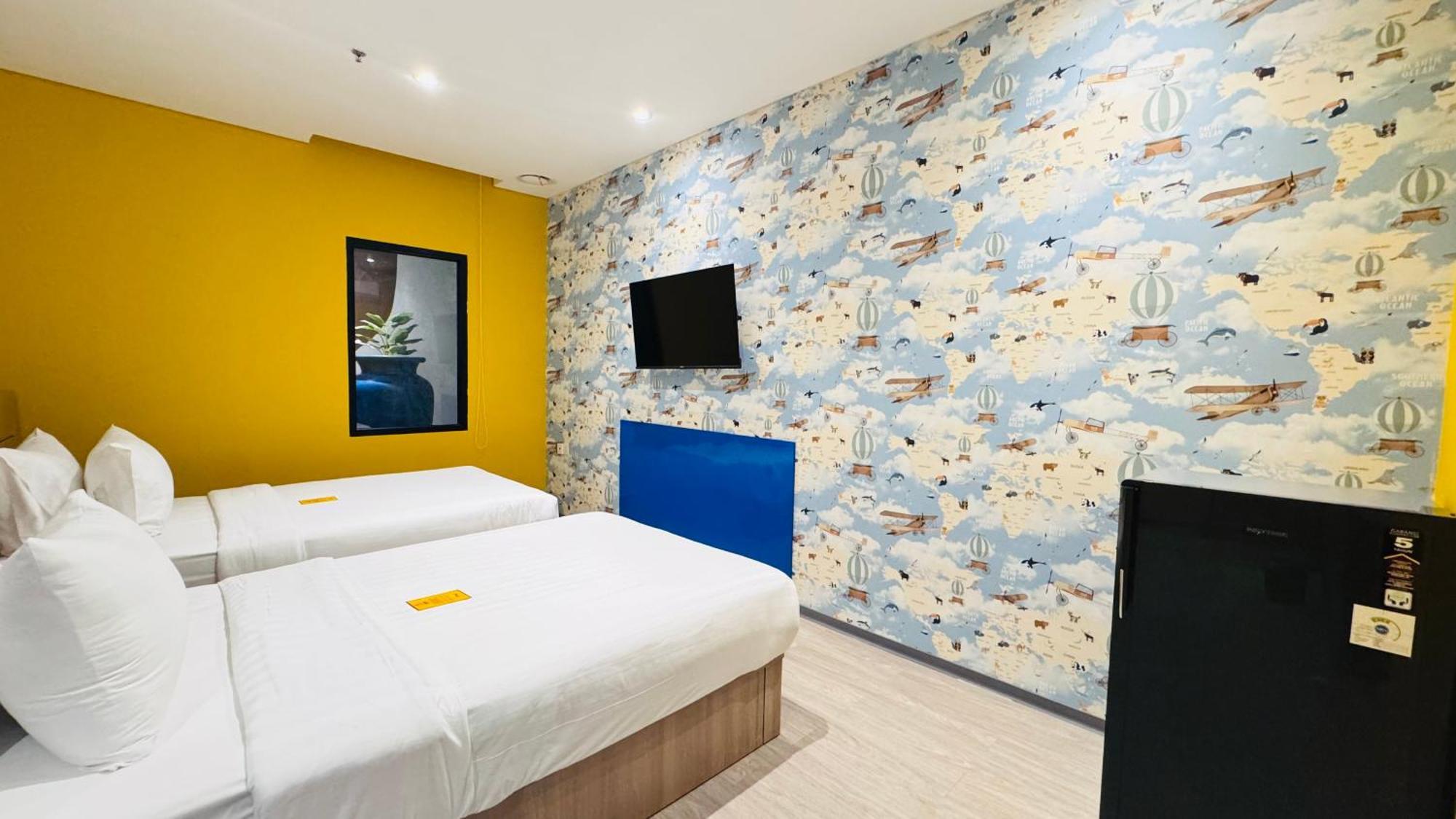 Yellow Bee Resort Cililitan Giacarta Esterno foto