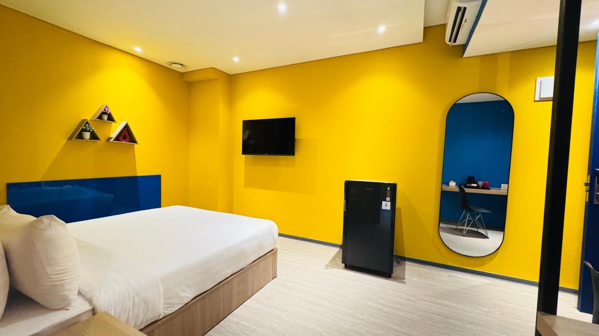 Yellow Bee Resort Cililitan Giacarta Esterno foto