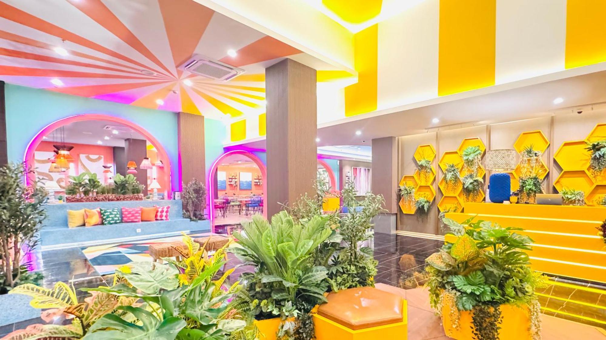 Yellow Bee Resort Cililitan Giacarta Esterno foto
