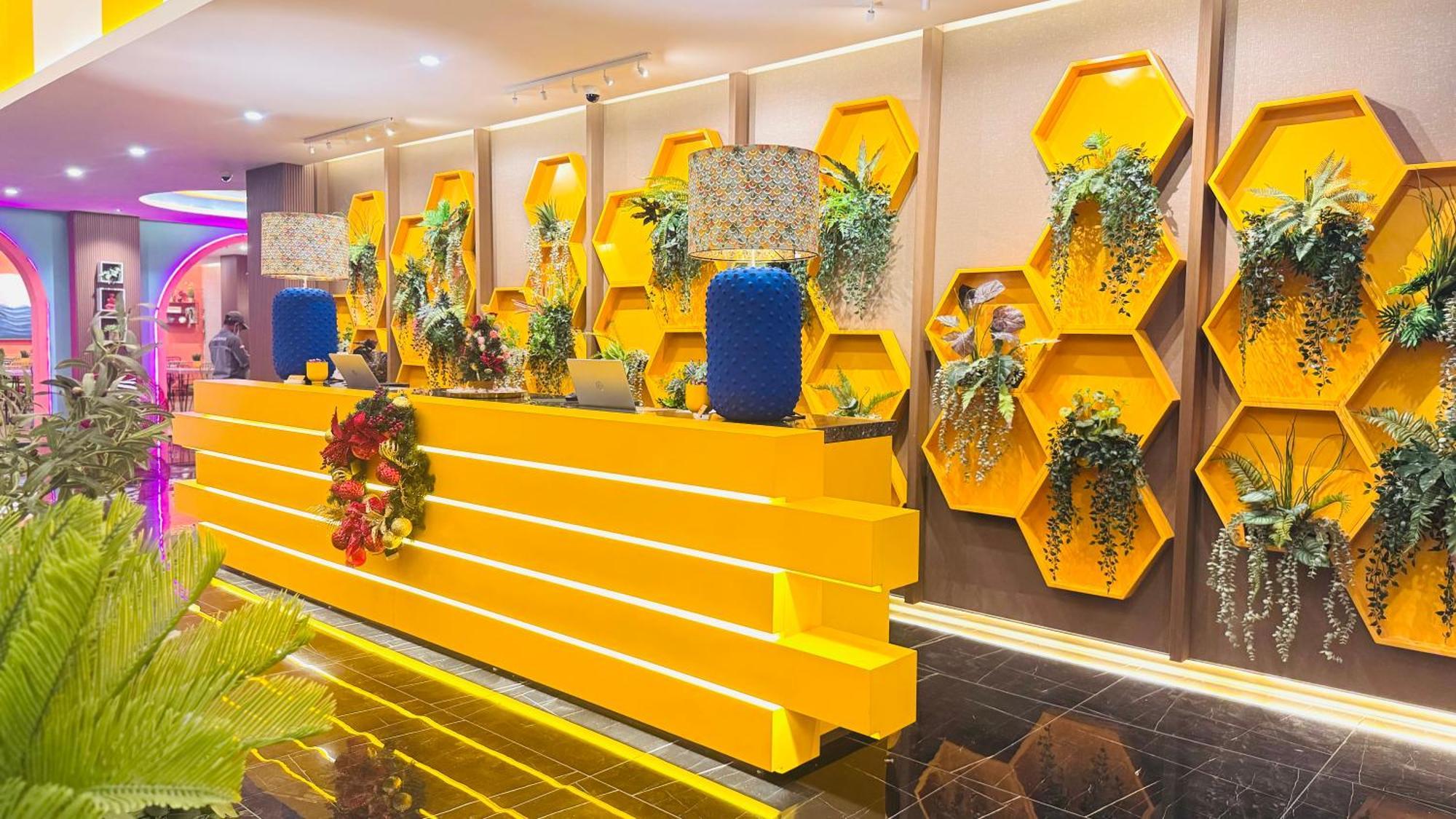 Yellow Bee Resort Cililitan Giacarta Esterno foto